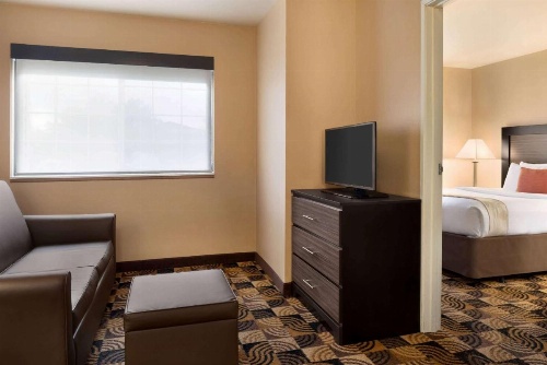 Hawthorn Suites By Wyndham Oak Creek/Milwaukee Airport image 11
