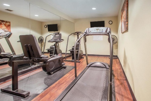 Hawthorn Suites By Wyndham Oak Creek/Milwaukee Airport image 9